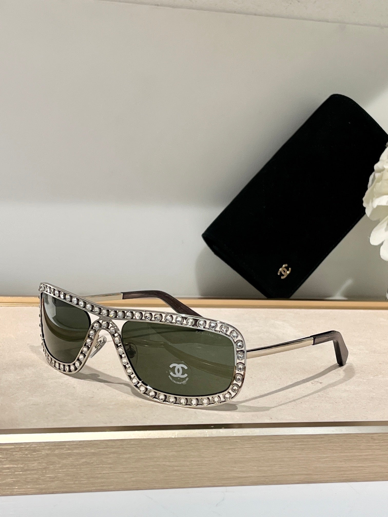 '- CHANEL Shield Sunglasses A71558🖤 - buyonlinebehappy