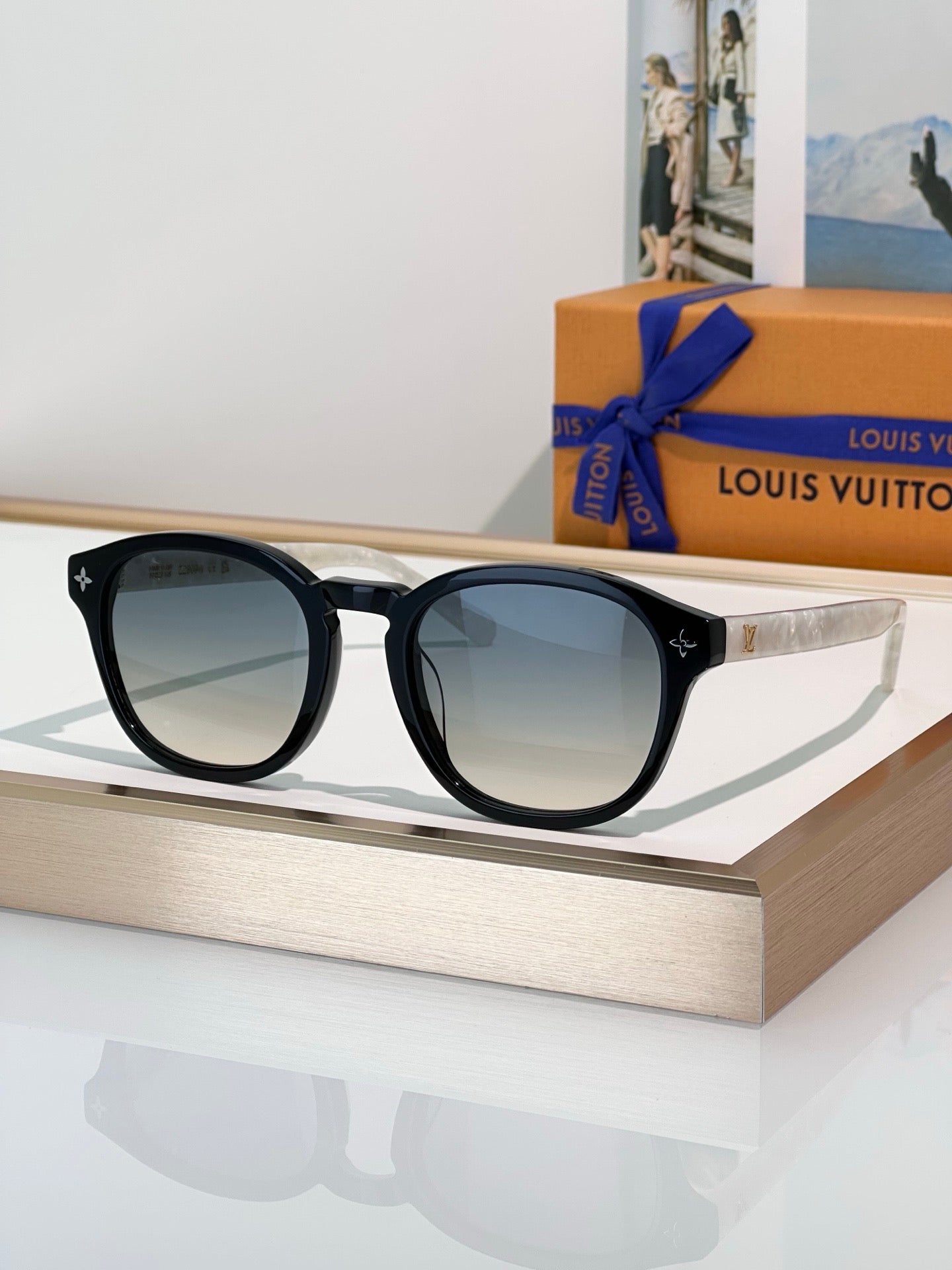 Louis Vuitton Z2809W LV Aura Pantos Sunglasses   ✨