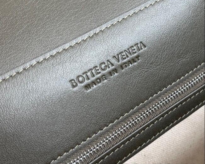 Bottega Veneta  Small Andiamo Messenger Bag in Intrecciato Leathers 💚