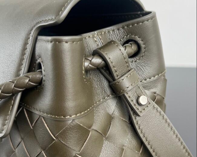 Bottega Veneta  Small Andiamo Messenger Bag in Intrecciato Leathers 💚