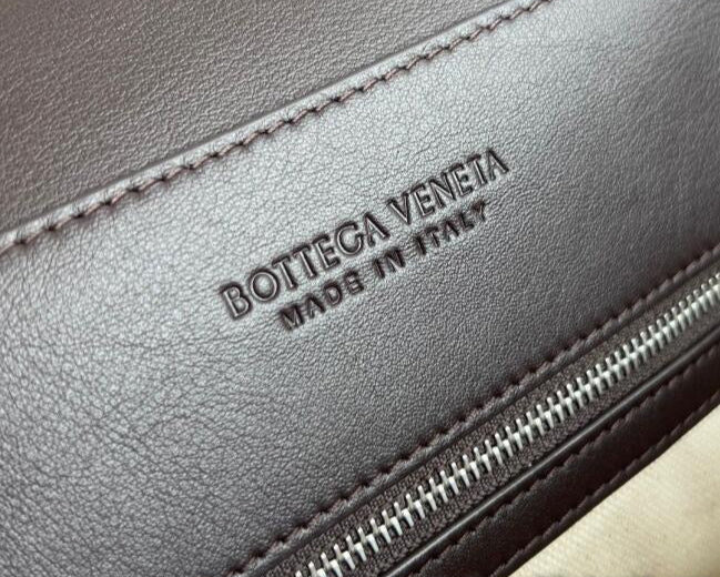 Bottega Veneta  Small Andiamo Messenger Bag in Intrecciato Leathers 💚
