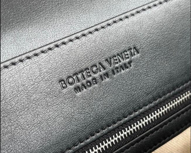 Bottega Veneta  Small Andiamo Messenger Bag in Intrecciato Leathers 💚