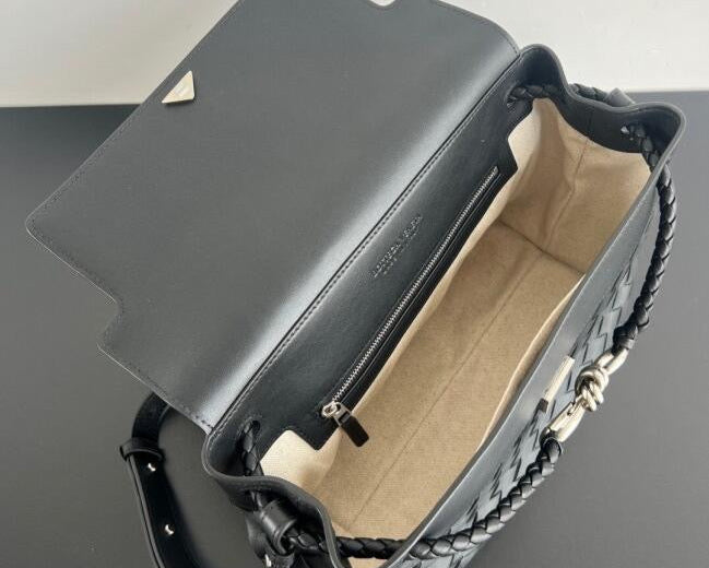 Bottega Veneta  Small Andiamo Messenger Bag in Intrecciato Leathers 💚