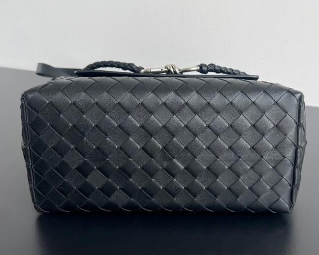 Bottega Veneta  Small Andiamo Messenger Bag in Intrecciato Leathers 💚