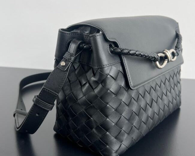 Bottega Veneta  Small Andiamo Messenger Bag in Intrecciato Leathers 💚