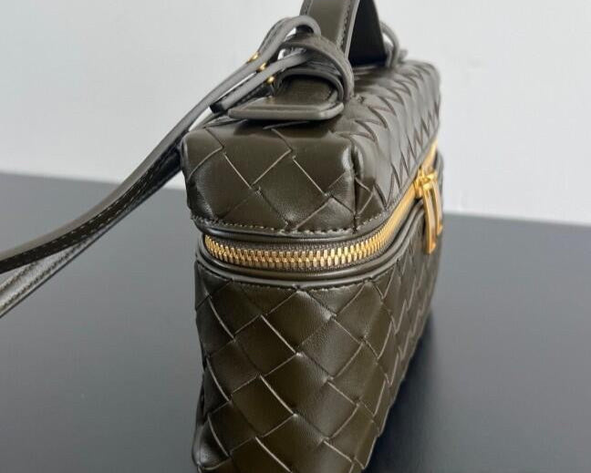 Bottega Veneta Bang Bang Vanity Case in Intrecciato Leathers 💚