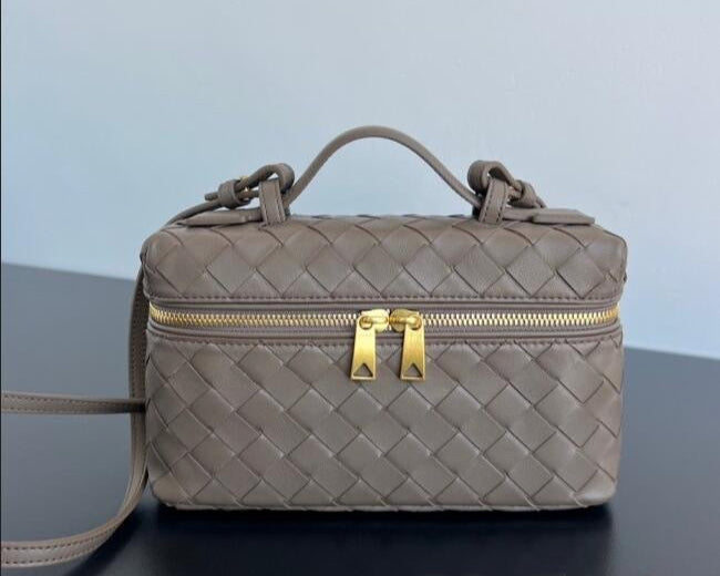 Bottega Veneta Bang Bang Vanity Case in Intrecciato Leathers 💚