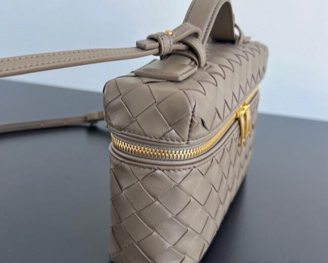 Bottega Veneta Bang Bang Vanity Case in Intrecciato Leathers 💚