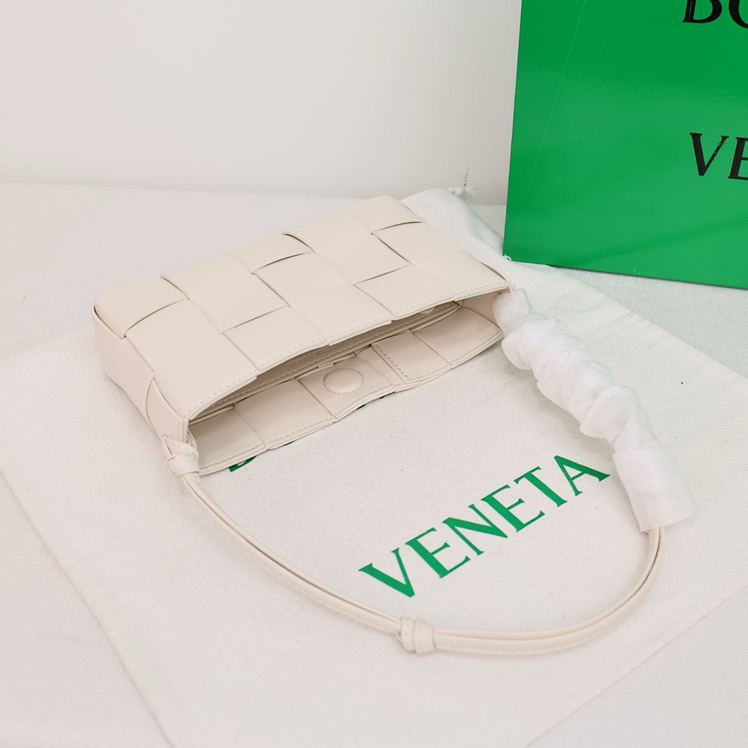 Bottega Veneta Small Cassette Small Intreccio leather bag 💚