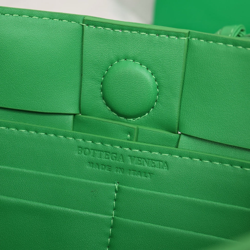 Bottega Veneta Small Cassette Small Intreccio leather bag 💚