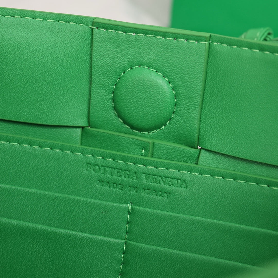 Bottega Veneta Small Cassette Small Intreccio leather bag 💚