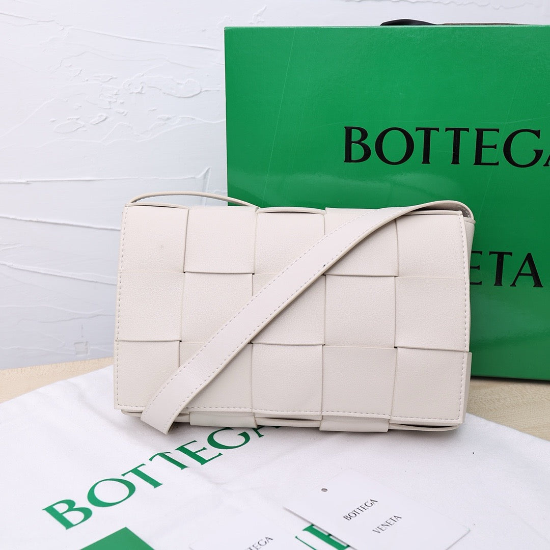 Bottega Veneta Small Cassette Small Intreccio leather bag 💚