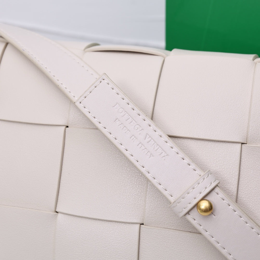 Bottega Veneta Small Cassette Small Intreccio leather bag 💚