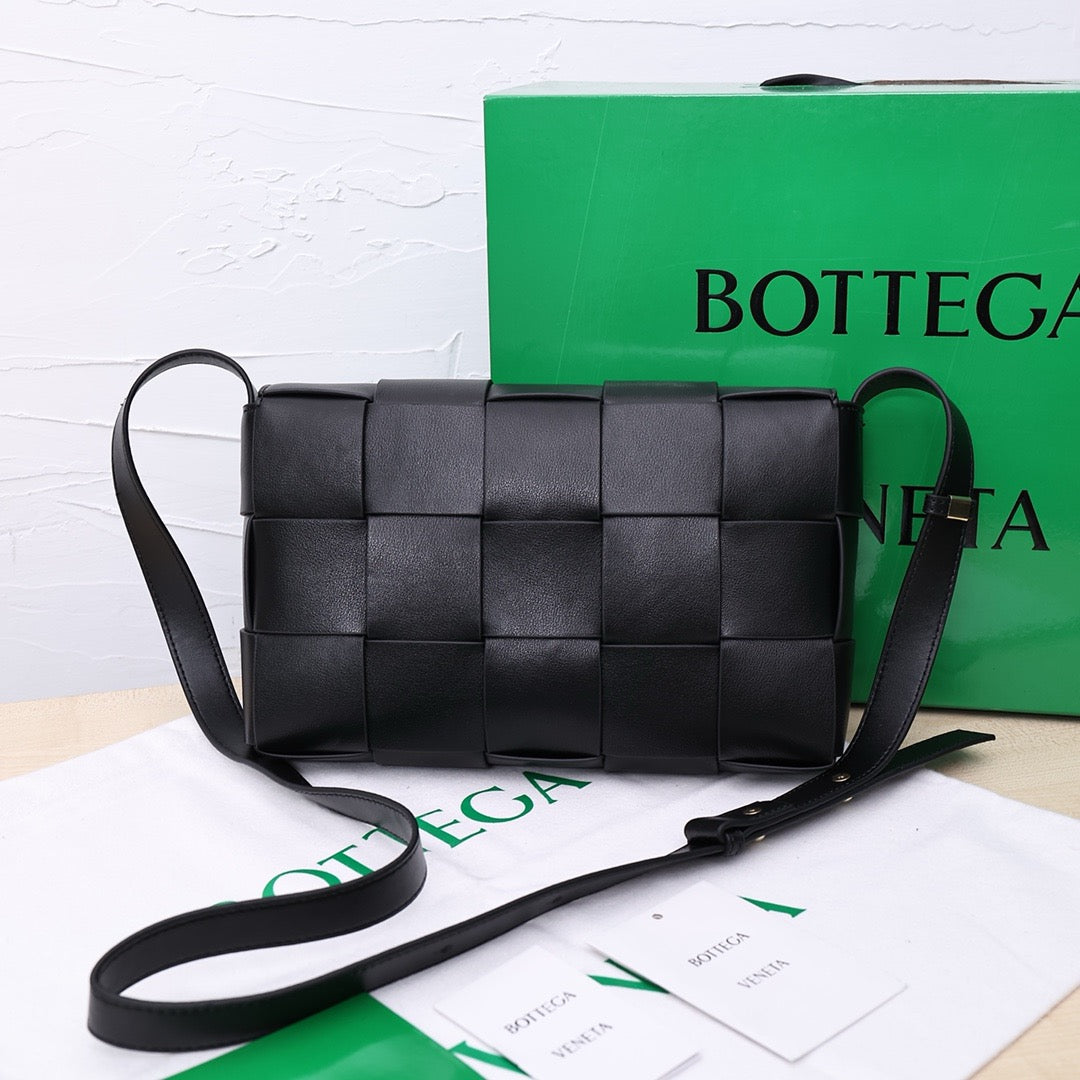 Bottega Veneta Small Cassette Small Intreccio leather bag 💚