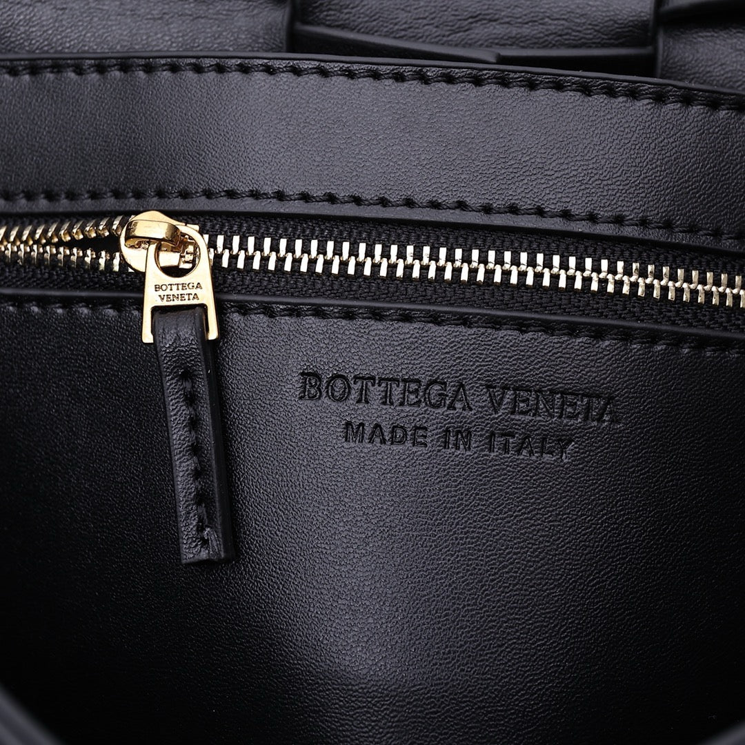 Bottega Veneta Small Cassette Small Intreccio leather bag 💚