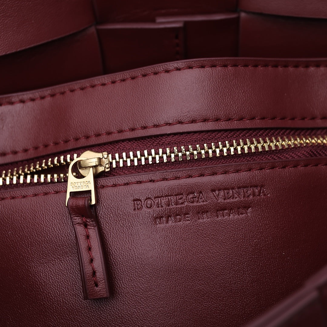 Bottega Veneta Small Cassette Small Intreccio leather bag 💚