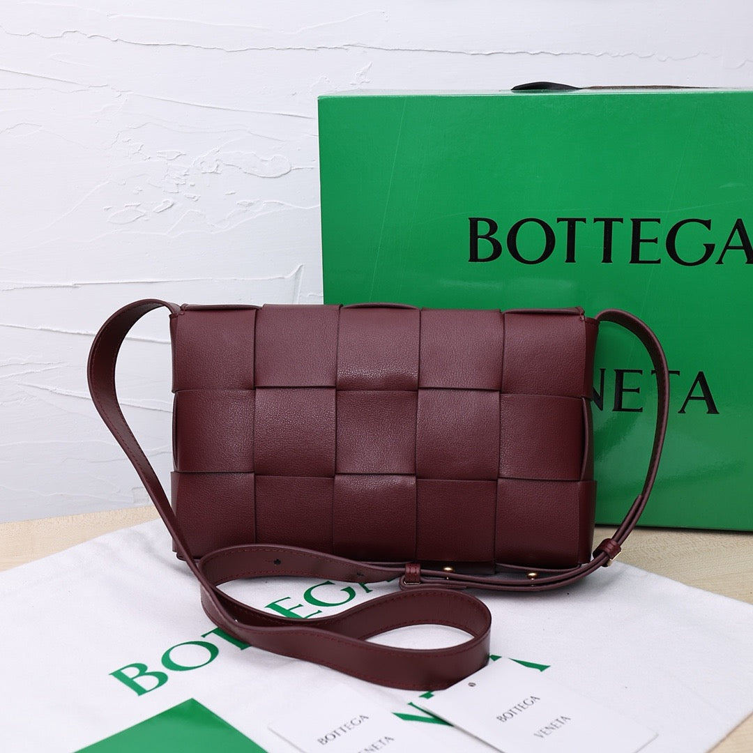 Bottega Veneta Small Cassette Small Intreccio leather bag 💚