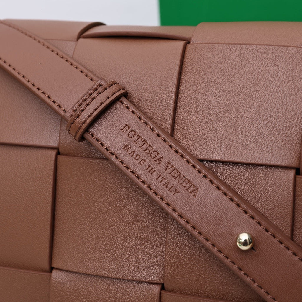 Bottega Veneta Small Cassette Small Intreccio leather bag 💚