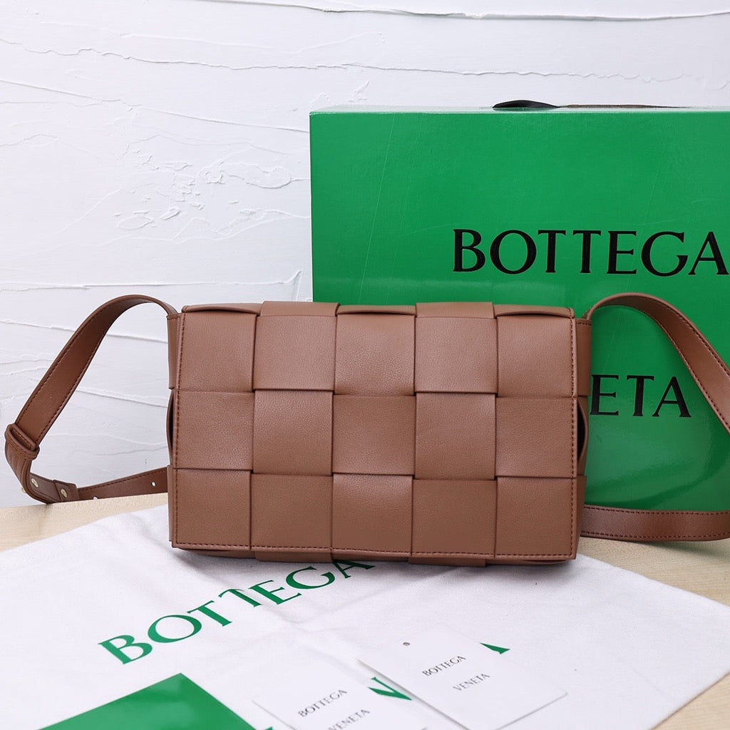 Bottega Veneta Small Cassette Small Intreccio leather bag 💚
