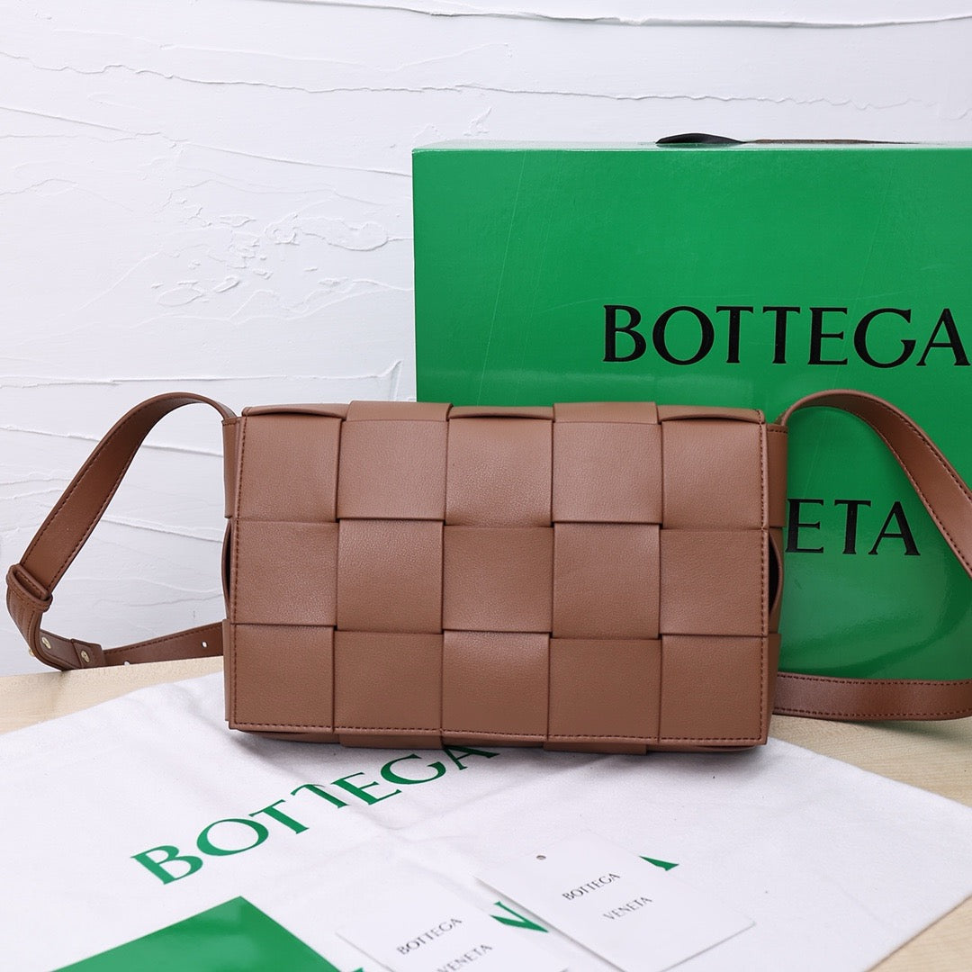 Bottega Veneta Small Cassette Small Intreccio leather bag 💚