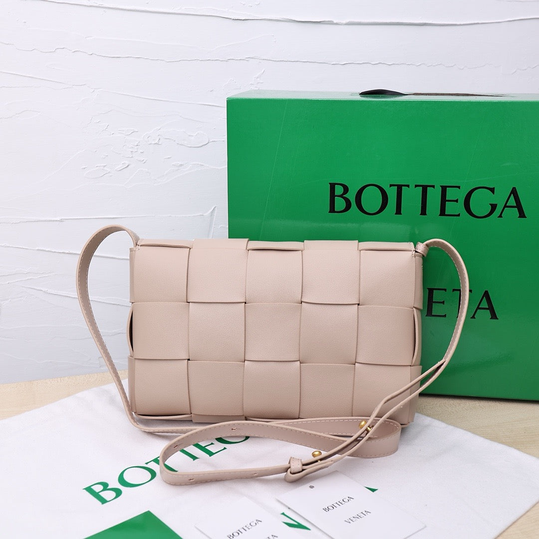 Bottega Veneta Small Cassette Small Intreccio leather bag 💚