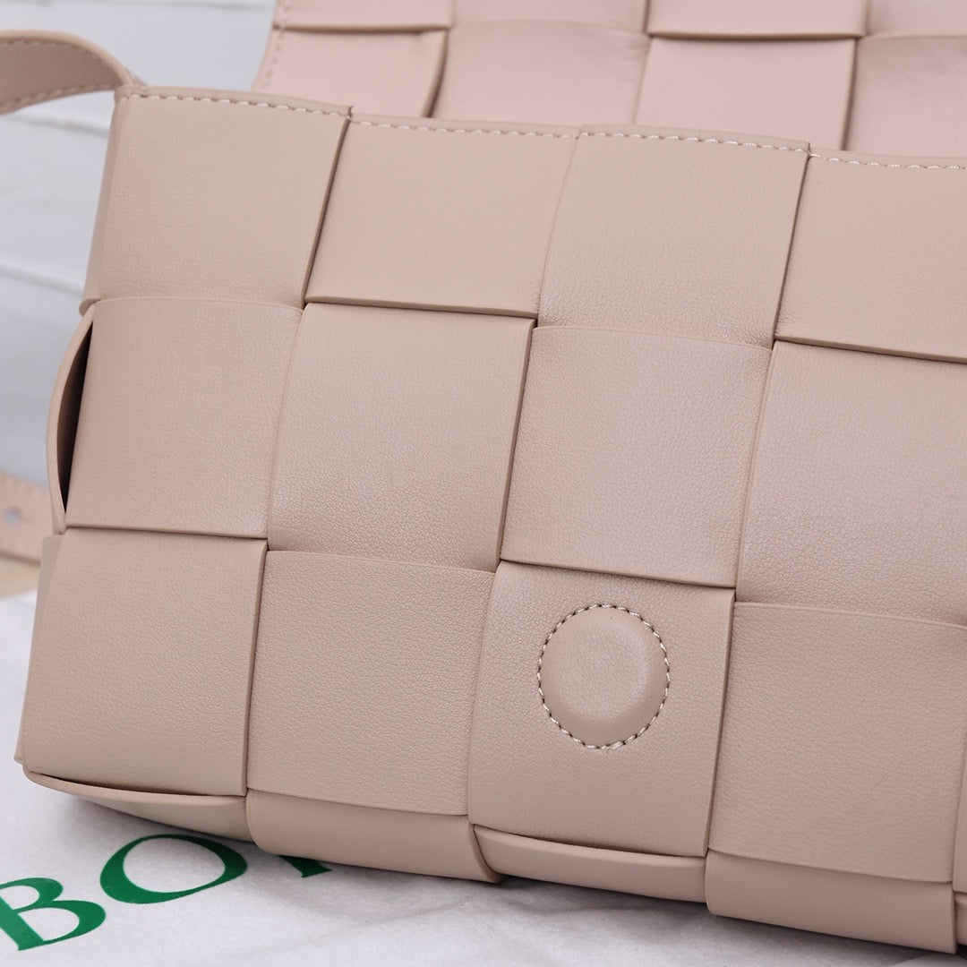 Bottega Veneta Small Cassette Small Intreccio leather bag 💚