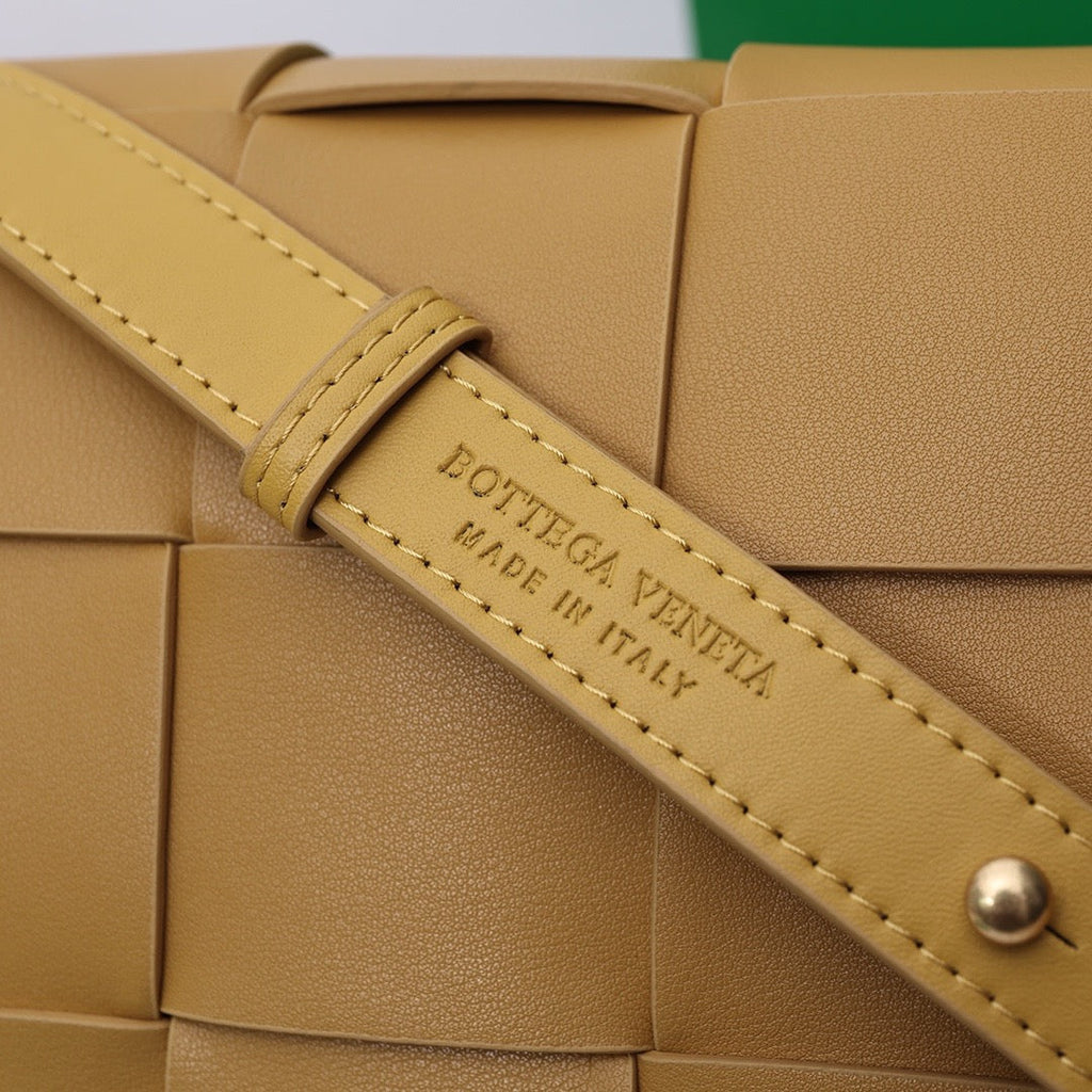 Bottega Veneta Small Cassette Small Intreccio leather bag 💚