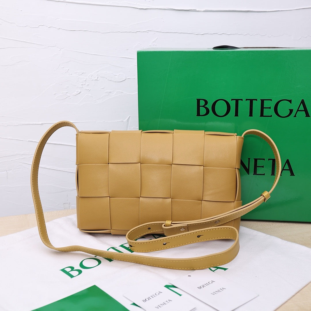 Bottega Veneta Small Cassette Small Intreccio leather bag 💚