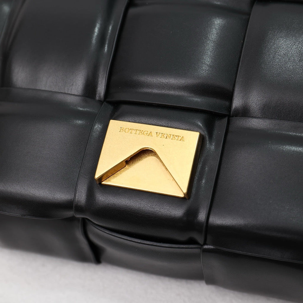Bottega Veneta Classic size Padded Cassette leather bag 💚
