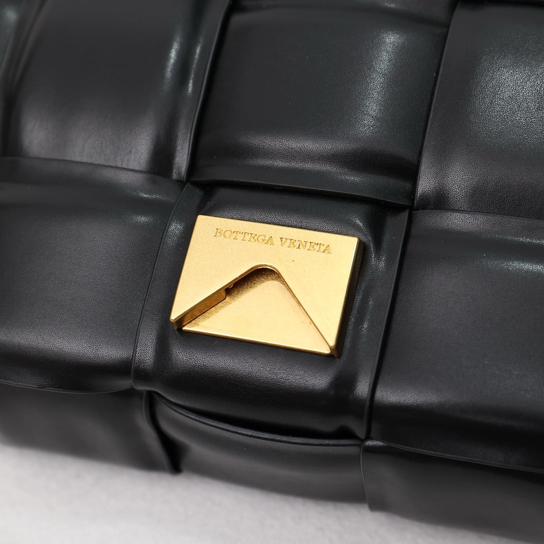 Bottega Veneta Classic size Padded Cassette leather bag 💚