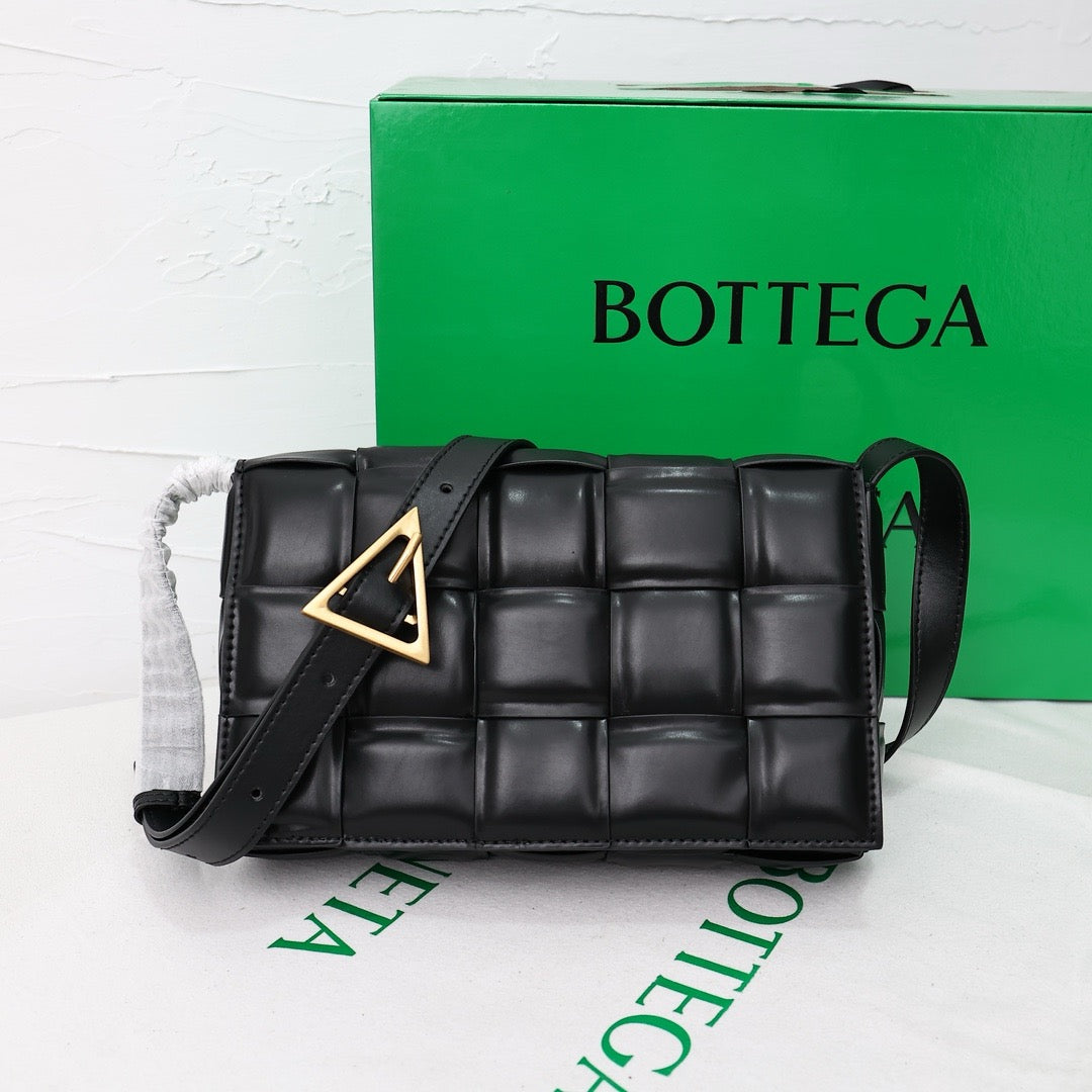 Bottega Veneta Classic size Padded Cassette leather bag 💚