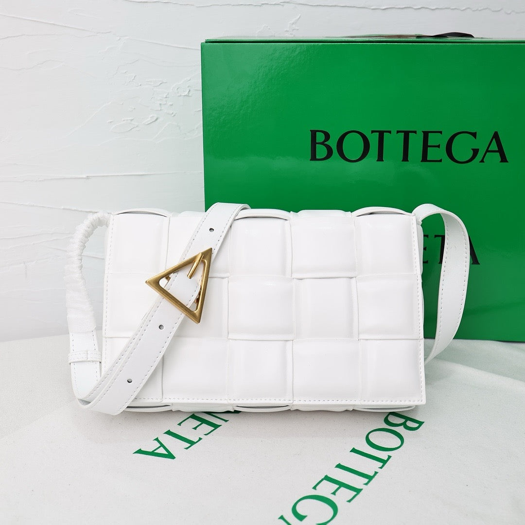 Bottega Veneta Classic size Padded Cassette leather bag 💚