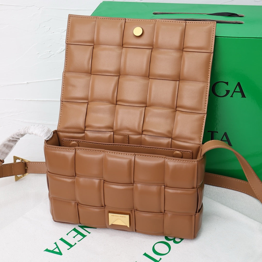 Bottega Veneta Classic size Padded Cassette leather bag 💚