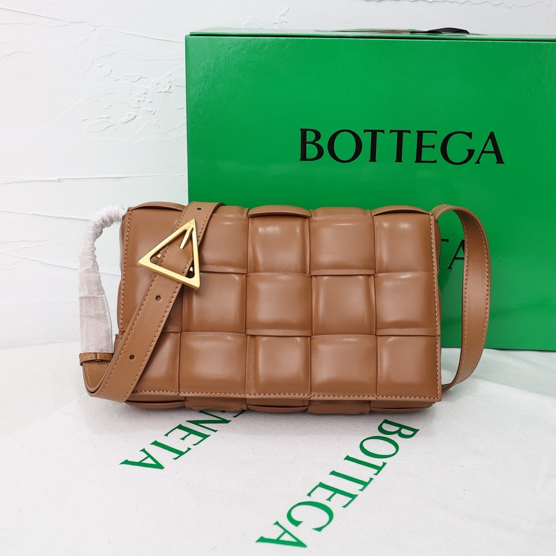 Bottega Veneta Classic size Padded Cassette leather bag 💚