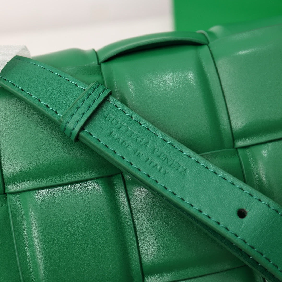 Bottega Veneta Classic size Padded Cassette leather bag 💚