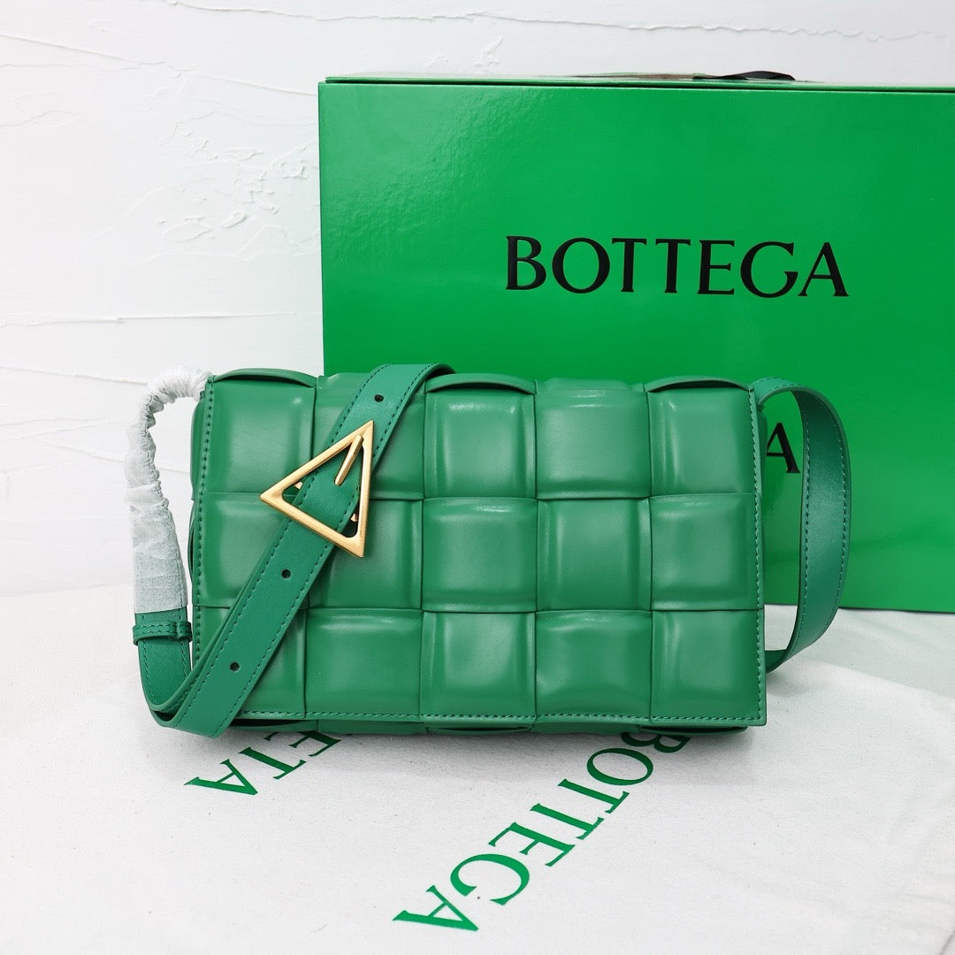 Bottega Veneta Classic size Padded Cassette leather bag 💚