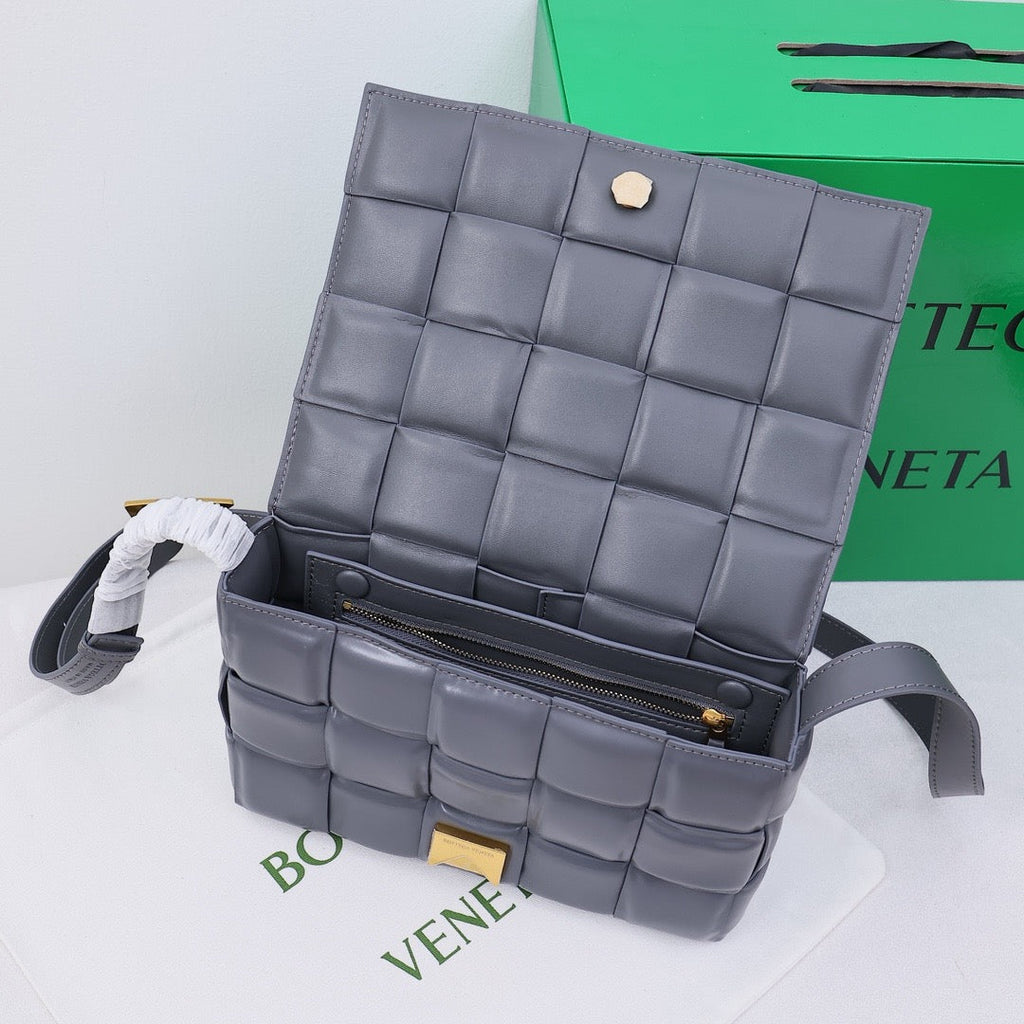 Bottega Veneta Classic size Padded Cassette leather bag 💚