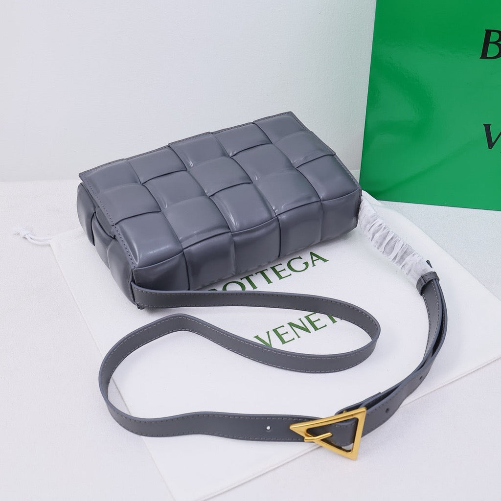 Bottega Veneta Classic size Padded Cassette leather bag 💚