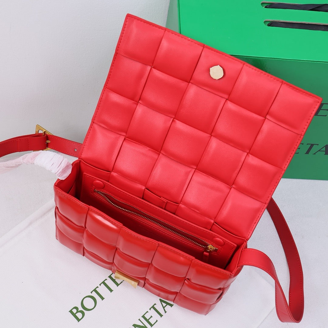 Bottega Veneta Classic size Padded Cassette leather bag 💚