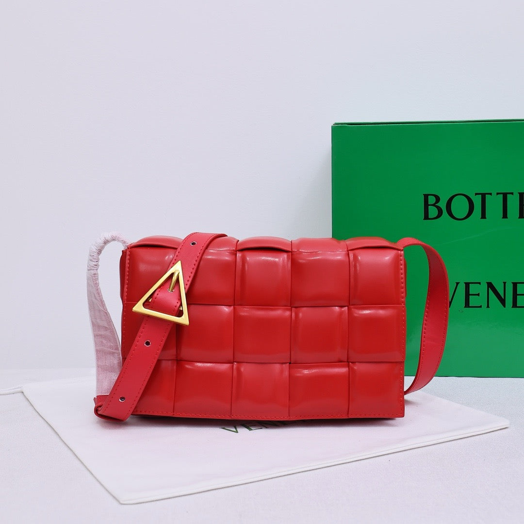Bottega Veneta Classic size Padded Cassette leather bag 💚