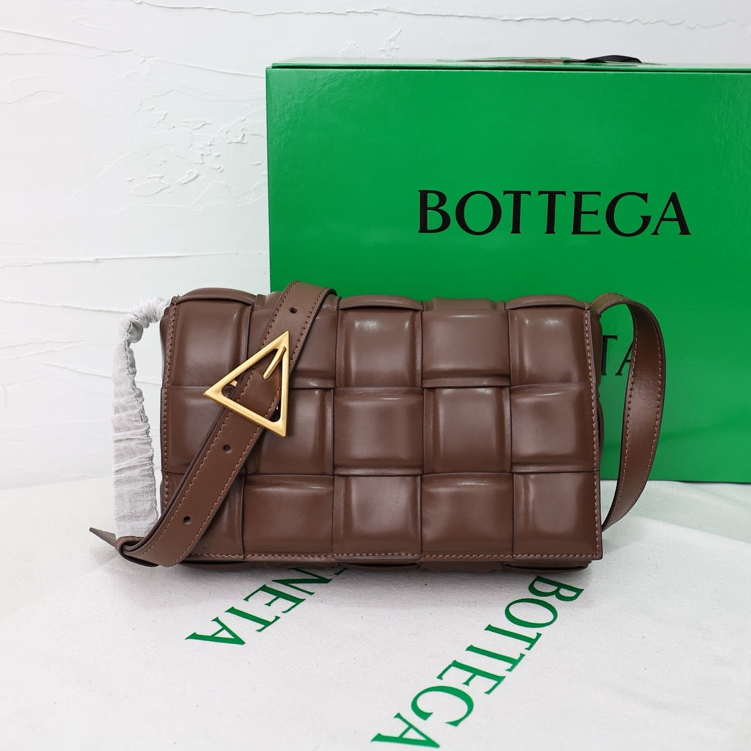 Bottega Veneta Classic size Padded Cassette leather bag 💚