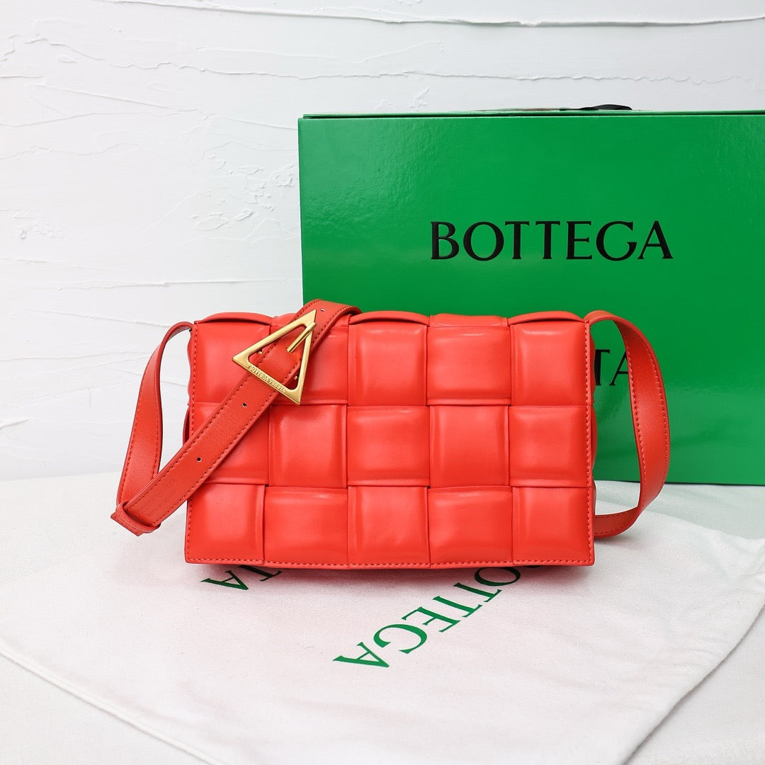 Bottega Veneta Classic size Padded Cassette leather bag 💚