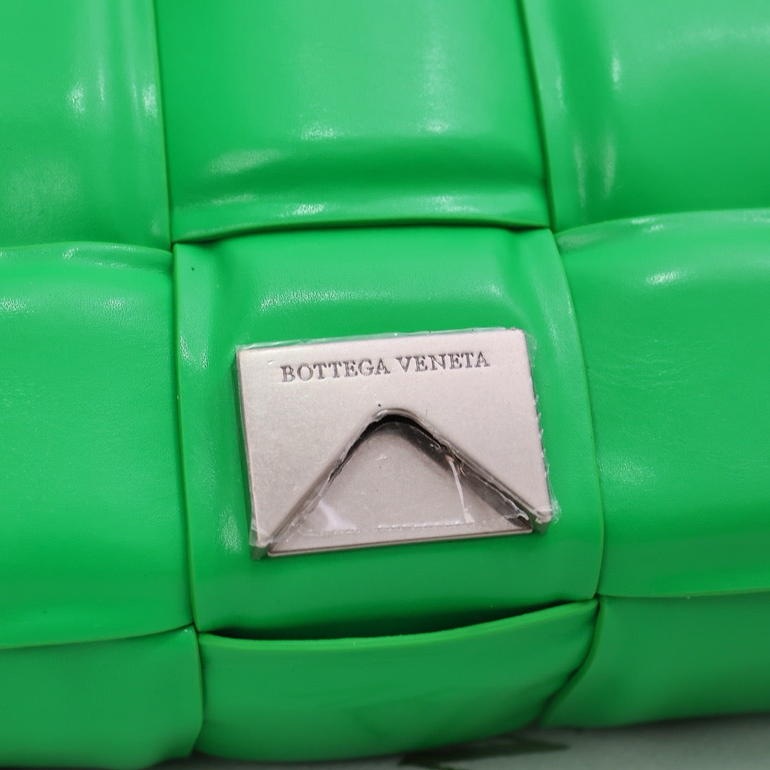 Bottega Veneta Classic size Padded Cassette leather bag 💚