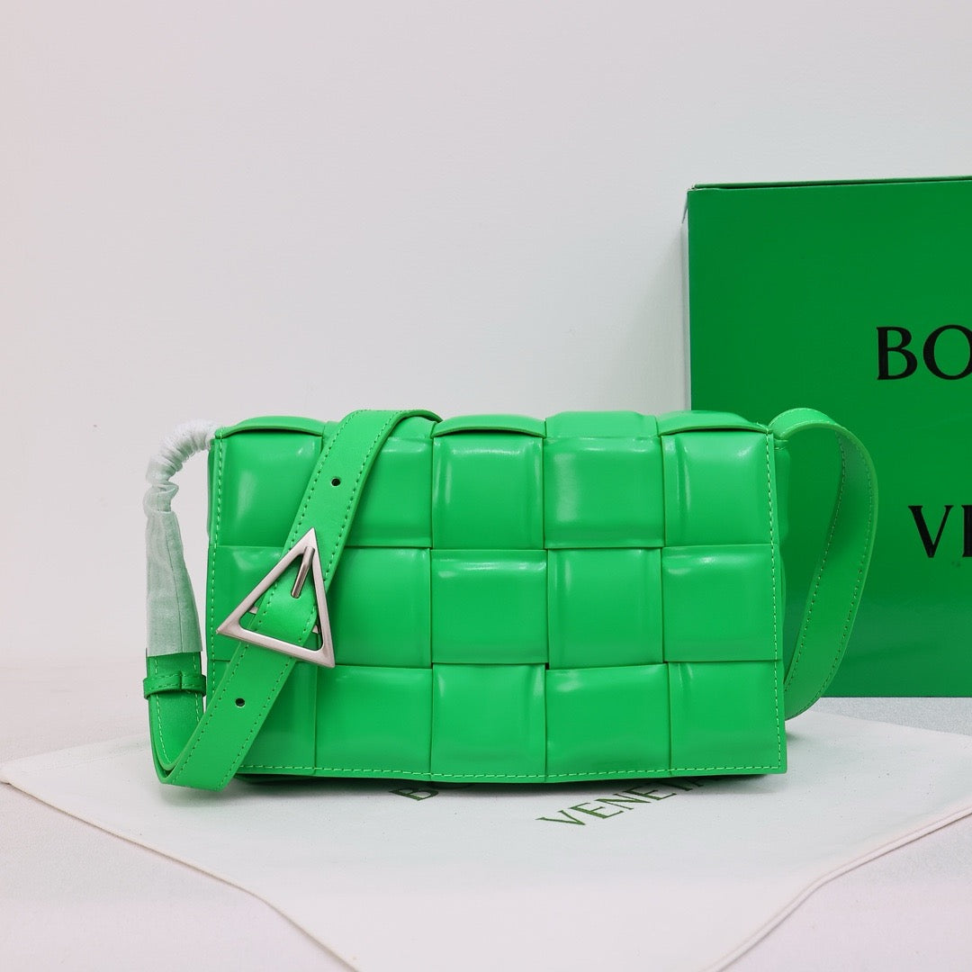 Bottega Veneta Classic size Padded Cassette leather bag 💚