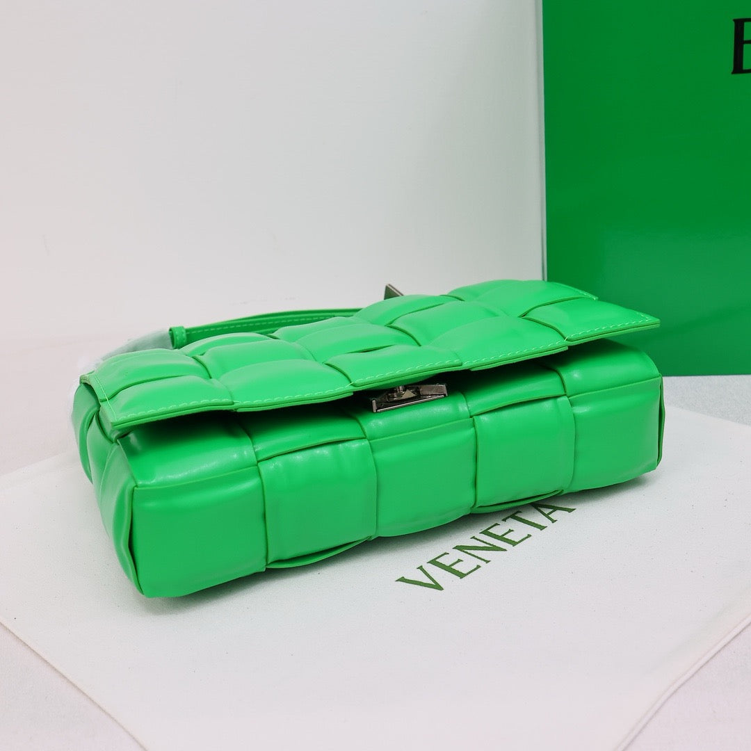 Bottega Veneta Classic size Padded Cassette leather bag 💚