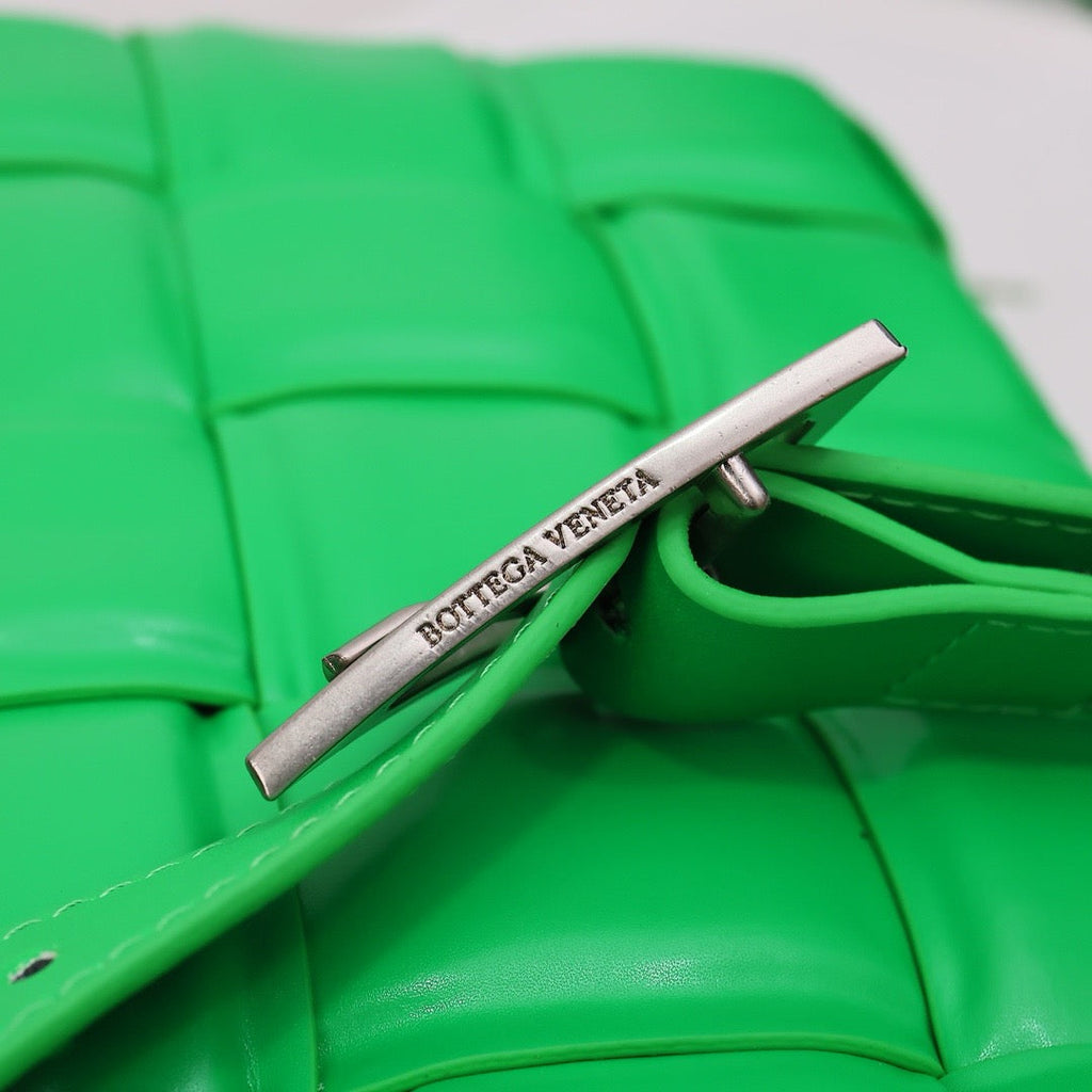 Bottega Veneta Classic size Padded Cassette leather bag 💚