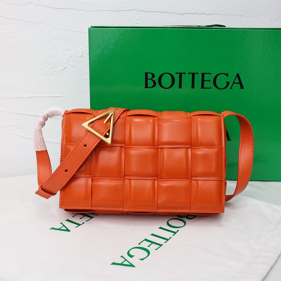 Bottega Veneta Classic size Padded Cassette leather bag 💚