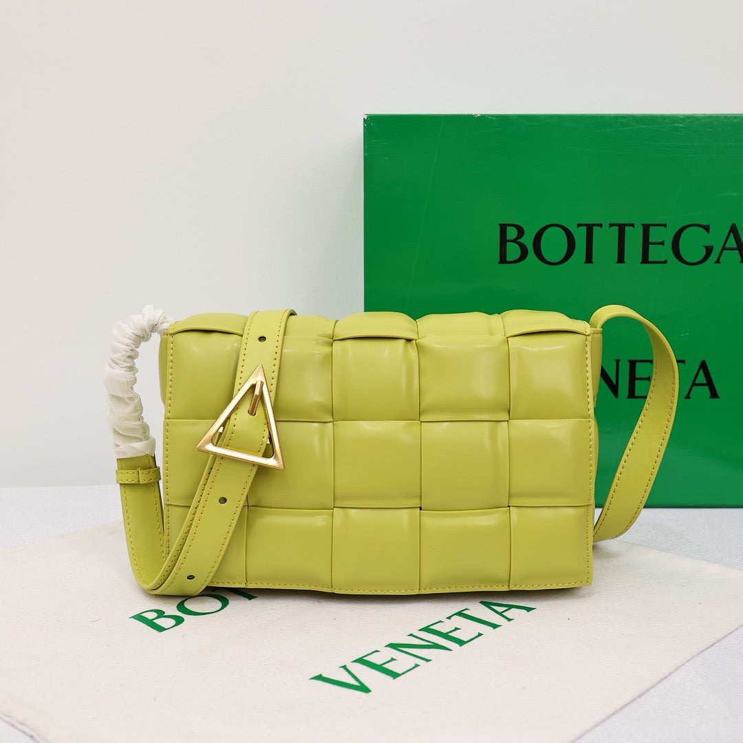 Bottega Veneta Classic size Padded Cassette leather bag 💚