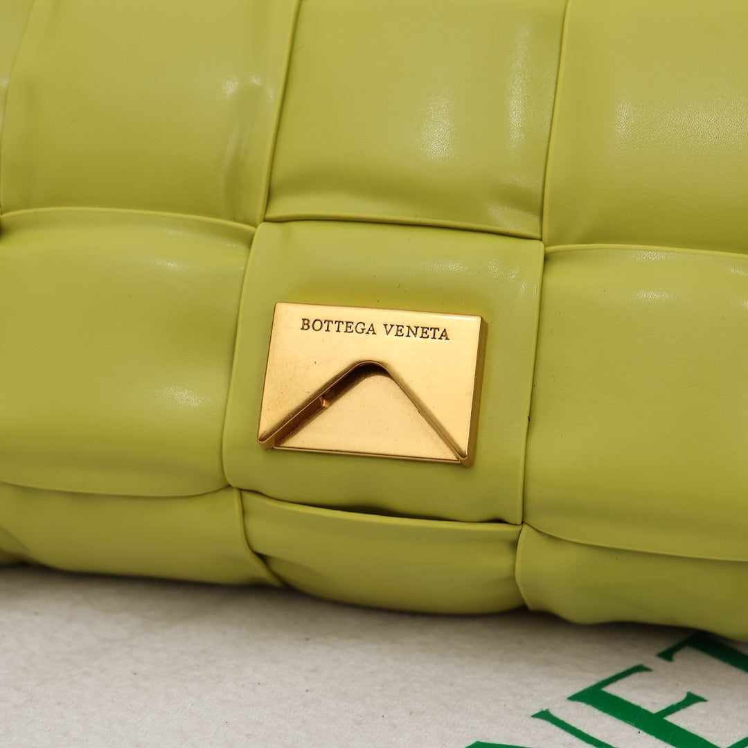 Bottega Veneta Classic size Padded Cassette leather bag 💚
