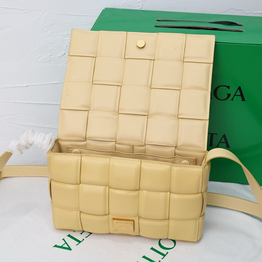 Bottega Veneta Classic size Padded Cassette leather bag 💚